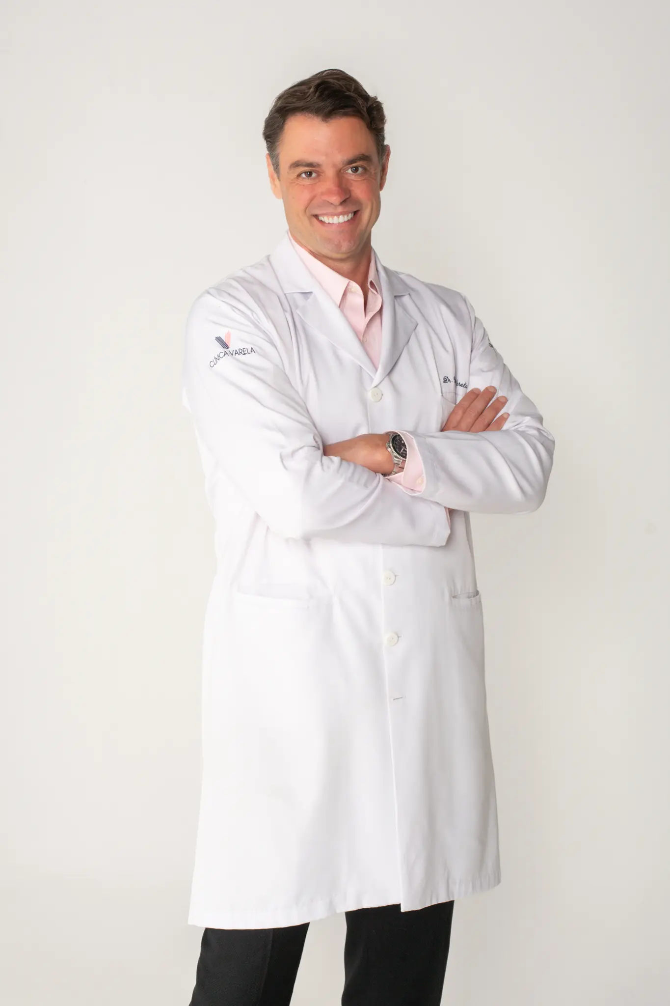 Dr. Victor Varela de jaleco na Clínica Varela, Barra da Tijuca