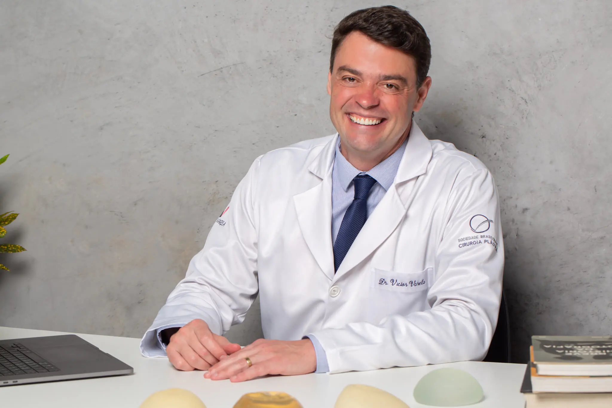 Dr. Victor Varela — Cirurgião Plástico